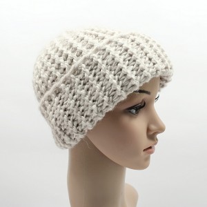 Gruba czapka Totalny Ecru unisex one size odwijana robiona na drutach