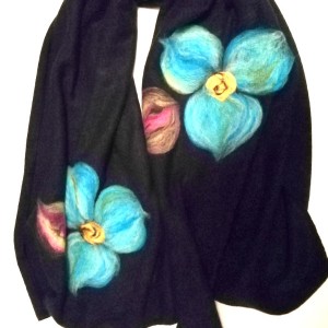 granatowy szal damski zimowy z wełną merynosów handmade