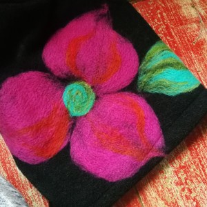 czapka wełniana filcowana czarna zimowa handmade w kwiaty na podszewce