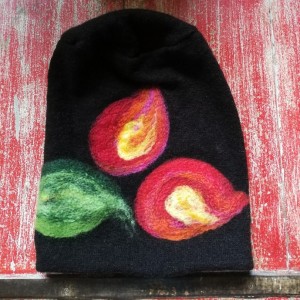 czapka wełniana filcowana czarna zimowa handmade w kwiaty na podszewce