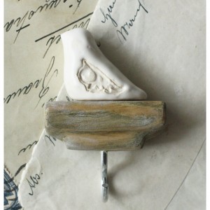 Wieszak z ptaszkiem o dekoracyjnych skrzydłach