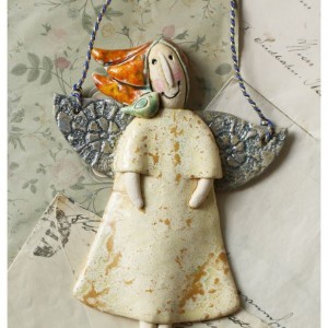 Aniołek z ptaszkiem na ramieniu