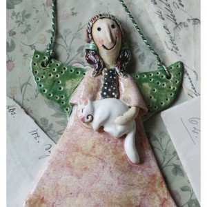 Aniołek wiszący z białym kotkiem