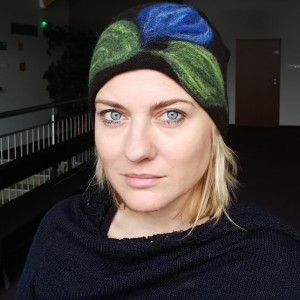 czapka wełniana filcowana czarna zimowa handmade w kwiaty na podszewce