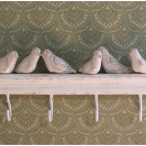 Wieszak z białym ptakami na 4 haczyki