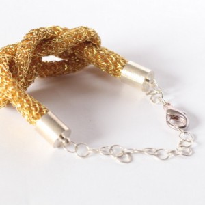 bransoletka pleciona kobieta z wąsem na twarzy anonimy smaży