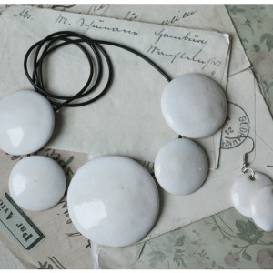 Zestaw białej ceramicznej biżuterii