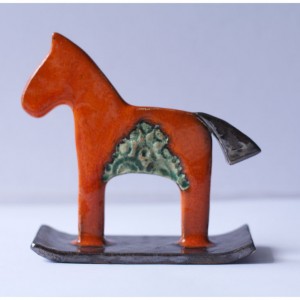 Pomarańczowy konik na biegunach