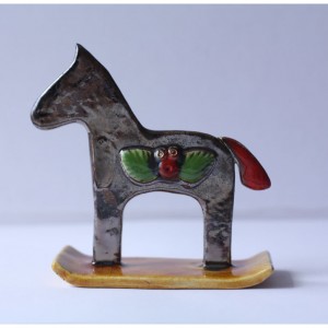 Czarny konik na biegunach