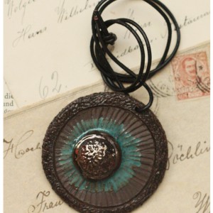 Wisior z czarnej gliny z turkusem