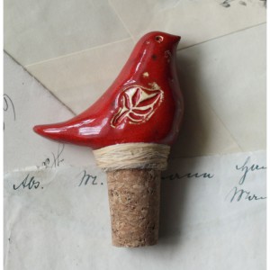Korek do wina z czerwonym ptaszkiem