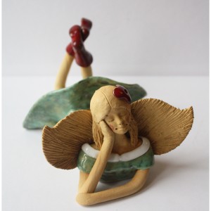 Anioł leżący seledynowy z kwiatem we włosach