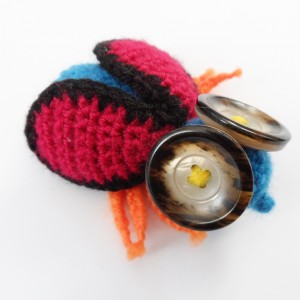 Broszka szydełkowa mucha 047