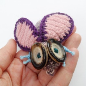 Broszka szydełkowa mucha 049