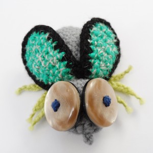 Broszka szydełkowa mucha 051