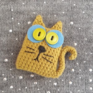 Broszka szydełkowa kotek 002