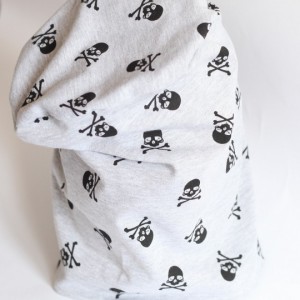 czapka sportowa dzianinowa w czaszki