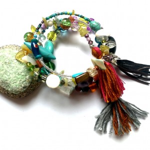 bransoletka damska koralikowa z frędzlem w stylu boho