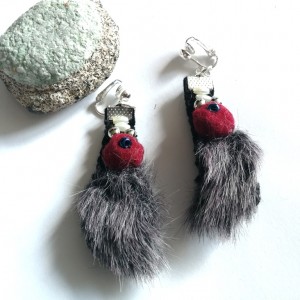 klipsy włochacze boho- box x1-kobieta wyjątkowej urody zmoczyła wąsy zajadając lody