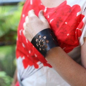 bransoletka ze skóry w folkowe dziury