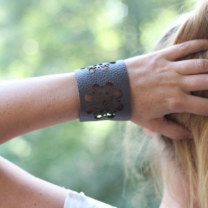 bransoletka ze skóry w folkowe dziury