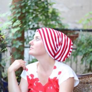 czapka wiosenna biało-czerwona w paski