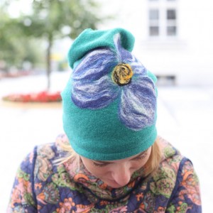 czapka handmade  wełniana z kwiatem