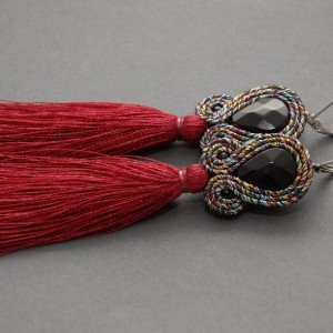 kolczyki lub klipsy sutasz z bordowymi chwostami