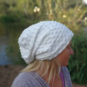 czapka damska biała handmade- box 44- poezja- nie wszystkie białe ścieżki prowadzą do Śnieżki