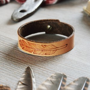 Skórzana bransoletka z piórkiem