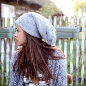 szara wełniana czapka damska z dziurami