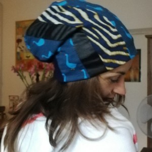 czapka damska kolorowa w odcieniach granatu handmade