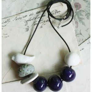 Korale granatowe z ptaszkiem