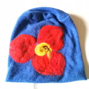 czapka wełniana filcowana niebieska zimowa handmade w kwiaty na podszewce