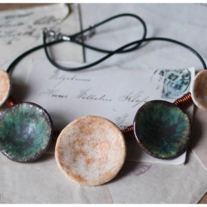 Wisior etno zgniła zieleń-beż