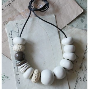 Korale białe z akcentem