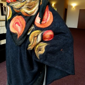 poncho z dzianiny wełnianej czarne i chusta do kompletu