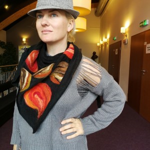 czarna chusta handmade wełnianiana