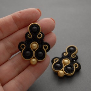 czarno-złote kolczyki lub klipsy sutasz