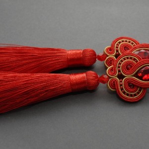 czerwono-złote kolczyki lub klipsy sutasz