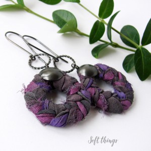 Warkocze w fioletach - srebrne kolczyki koła z jedwabiem