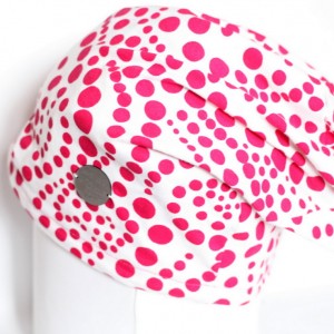 czapka biała dzianinowa w grochy