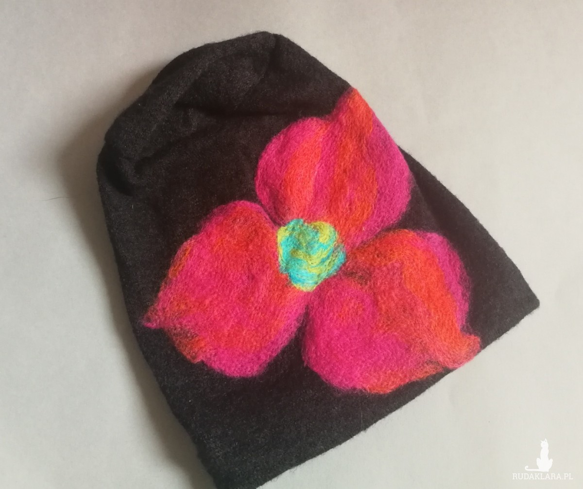 Czapka wełniana filcowana czarna zimowa handmade w kwiaty