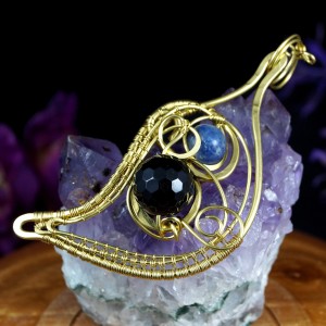 Onyks i kyanit, Mosiężny wisior z onyksem ręcznie wykonany, prezent dla niej, prezent dla mamy, prezent urodzinowy, niepowtarzalna biżuteria