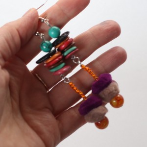 kolczyki z pomponami wiszące