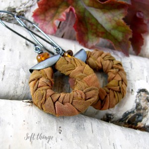 Bursztynowe warkocze - srebrne kolczyki boho z jedwabiem