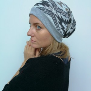 czapka damska we wzory w stylu norweskim w odcieniach szarości handmade
