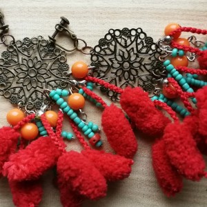 klipsy boho duże orientalne z  czerwonym pomponami