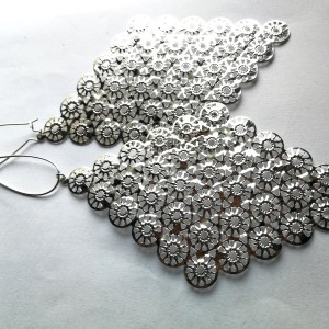 kolczyki lekkie długie wiszące kolor srebrny, bardzo widowiskowe i lekkie, box x1