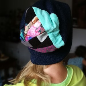 czapka damska ciepła granatowa z patchworkiem